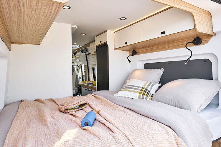 Vue sur le lit de la chambre du fourgon aménagé Pilote V600G