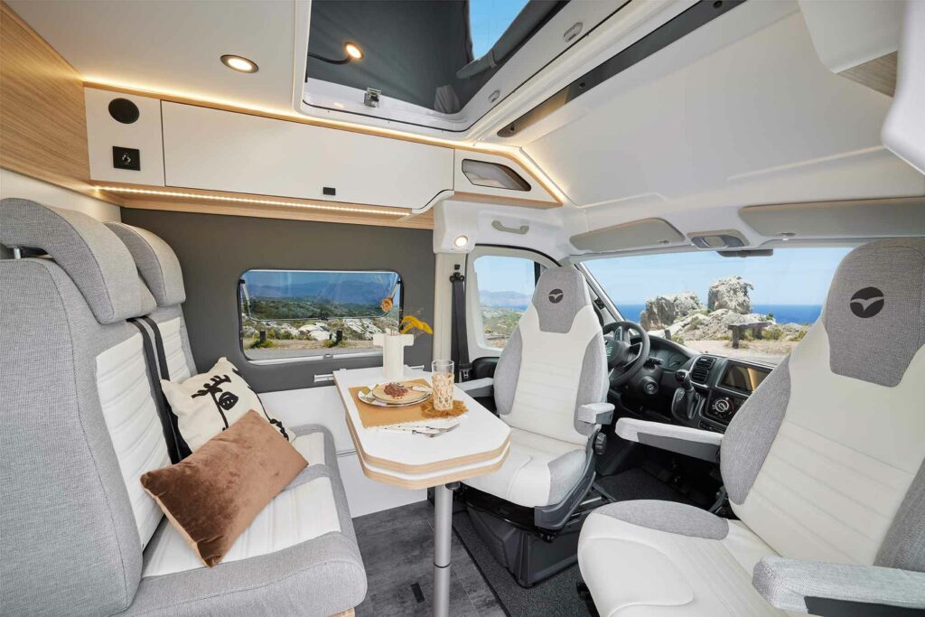 Grand salon avec le toit relevable du V630B Pilote.